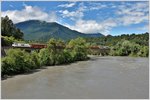 RE1128/GEX903 mit der Ge 4/4 III 643  Vals  beim Zusammenfluss von den Hochwasser führenden Vorder- und Hinterrhein bei Reichenau-Tamins. (17.06.2016)