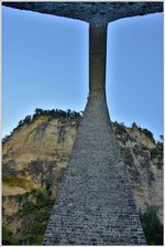 Zwischen zwei Pfeilern des 65m hohen Landwasserviaduktes.