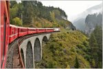 RE1121 mit Ge 4/4 III 641  Maienfeld  auf dem Schmittentobelviadukt. Im Hintergrund ist das Landwasserviadukt zu sehen. (09.10.2016)