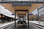 Behindertengerechter Umbau des Bahnhofs Felsberg mit Rampen, erhöhten Perrons und Dächer in Holzbauweise.