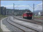 Ge 4/4 I 607  Surselva  brachte soeben den  Stallinger-Express  auf dem neuen Dreischienengleis bis vor die Tore der Emser Werke.
Ab dort bringt eine Am 843 von SBB Cargo die Holzwagen zur Sgerei Stallinger. (24.05.2007)