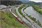 IR1136 aus St.Moritz mit der Ge 4/4 III 644  Savognin  verlässt den Bahnhof Reichenau-Tamins Richtung Chur. (02.05.2018)