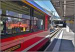ABe 4/16 3105 als S2 1553 nach Thusis mit Spiegelbild der Ge 3/3 215 in Chur.