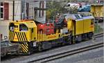 Xmf 6/6 24402 hilft bei der Fahrleitungtsinstallation auf der alten Hinterrheinbrücke in Reichenau-Tamins.