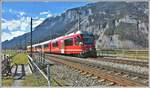 S2 1562 von Thusis mit ABe 4/16 3105 zwischen Felsberg und Chur West.