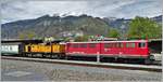 5120 mit Ge 6/6 702  Curia  und Gmf 4/4 242 sind in Untervaz-Trimmis eingetroffen. Im Hintergrund der Haldensteiner Calanda 2805m. (16.04.2020)