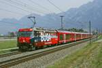 Die Ge 4/4 III 646 schiebt am 29.03.2022 bei Felsberg einen der 2015 für die Albulabahn beschafften Alvra-Gliederzüge nach Chur