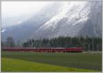 RE 1253 von Disentis/Mustr bei Felsberg. Zuglok ist die Ge 6/6 II 704  Davos . Im Hintergrund ist die Gerllhalde des Felsberger Bergsturzes sichtbar. (14.12.2007)