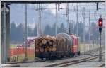 Ge 6/6 II 705  Pontresina/Puntraschigna  mit einem Gterzug nach Samedan verlsst die Station Felsberg. Links wird das neue Verteilzentrum der Kuoni Spedition gebaut, die aus dem Churer Industriegebiet ausgelagert wird. (14.12.2007)