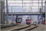 R1548  mit Be 4/4 511 aus Thusis f�hrt in Felsberg ein.