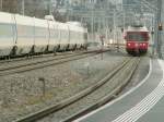 Der TGV und die  kleine Rote  RhB Regionalzug von Rhzns nach Schiers am 02.02.08 kurz vor dem Haltepunkt Chur-Wiesental,whrend der TGV Lyria aus Paris kommend,in wenigen Sekunden den Endbahnhof