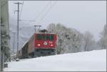 Ge 6/6 II 703  St.Moritz  zwischen Igis und Zizers. Parallel zur RhB Strecke verluft die Fernwrmeleitung zwischen der KVA Trimmis und der Papierfabrik Landquart. Mit dem ausgestreckten Arm zwischen den zwei Rhren hindurch, entstand diese Aufnahme. (26.03.2008)