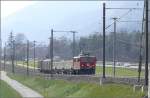 Ge 4/4 I 606  Kesch  nimmt mit ihrem kurzen Gterzug mit Leichtigkeit die kurze Steigung zwischen Felsberg und Chur West.
(31.03.2008)