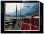 Wieder mal ein Spiegelfoto, dieses Mal in Chur West mit durchfahrendem Regioexpress. (14.06.2008)