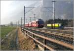 Be 4/4 515 liefert sich ein Wettrennen mit einem Lastwagen auf der A13 bei Chur West.