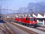 RhB Gterzug 5369 von Landquart nach Pontresina vom 17.03.1999 in Untervaz, aus Lastgrnden mit Doppelbespannung E-Loks Ge 4/4II 620 - Ge 4/4II 619 - Rpw 8353 - Rpw 8354 - Rw 8384 - Rw 8385 - Rw 8382