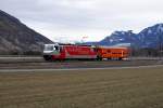 Ge 4/4 III 651 befindet sich am 22.2.10 mit dem RhB-Hilfswagen in Felsberg.