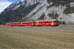 Ein Pendelzug, gezogen vom Be 4/4 515, f�hrt am 22.2.10 von Felsberg Richtung Chur.