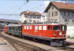 RhB Schnellzug 530 von St.Moritz nach Chur am 21.05.1989 Einfahrt Chur mit E-Lok Ge 6/6II 703. Hinweis: Hinter der Lok luft noch ein grner B-Wagen. 