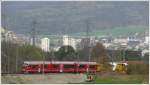 Ein neuer Allegra-Triebzug fhrt einen Gterzug nach Samedan und verlsst soeben Chur. (21.04.2010)