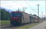 Kaum ist der grosse Regen vorbei, staubt es schon wieder, wenn RE1152 mit Ge 4/4 III 642  Breil/Brigels  mit 80km/h durch Felsberg donnert.(23.06.2010)