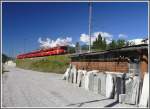 Zwischen RhB und SBB Linie bei Zizers werden ungest�hrt Grabsteine gemeisselt.