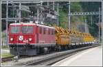 Ge 4/4 I 802  Bernina  bernimmt einen Leerschotterzug in Reichenau-Tamins. (16.06.2011)
