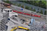 Zwischen Kieswerk und Rhein verl�uft die RhB, die Kantonsstrasse und dahinter nicht sichtbar die Nationalstrasse A13.