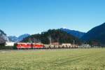 RhB Gterzug 5537 von Landquart nach St.Moritz am 27.02.1998 bei Domat/Ems mit E-Lok Ge 4/4II 624 - Ge 4/4II 612 - 9x Kk (Holz) - 4x Rw (Holz) - 1 Rw (Kabel) - Fb 8502 - Fb 8514 - Fb 8516 - Fb 8515 -