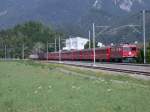 Ausnahmsweise fhrt Ge 4/4 I 607  Surselva  den Schnellzug von St.Moritz nach Chur, hier zwischen Ems Werk und Domat/Ems. (04.07.2006) Im Vordergrund ist das normalspurige Zufahrtsgleis zu den Emser Chemiewerken sichtbar.