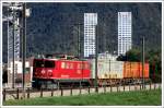 Ge 6/6 II 705  Pontresina/Puntraschigna  mit den neuen Twin Towers in Chur West.