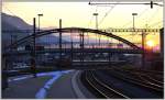 Die Friedaubrcke in Chur hebt sich vom Abendhimmel ab. (16.02.2013)