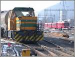Normalspurrangierlok der Ems Chemie und Be 4/4 515 Regionalzug nach Chur an der Haltestelle Ems Werk.