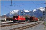 Ge 676 II 702  Curia  holt Kehrichtwagen fürs Engadin in Untervaz-Trimmis ab. Im Hintergrund Falknis und Vilan. (09.04.2015)