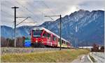 S2 1553 mit Allegra ABe 4/16 3104 zwischen Chur West und Felsberg und dem Montalin dahinter.