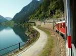 Blick aus dem  Unesco Welterbe  Triebwagen ABe 4/4 Nr.51 zwischen Le Prese und Miralago auf den Lago di Poschiavo   auf der Fahrt nach Tirano.10.05.07