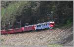 Ab Miralago Richtung Brusio runter verluft die RhB Strecke oberhalb einer hohen Sttzmauer. Wegen dem Geflle von 70 o/oo verkehren die Zge mit einem gemchlichen Tempo, sodass es mir mglich war, den Zug mit meinem mitgefhrten Fahrrad vier Mal zu bherholen bis Tirano. 08.05.2007