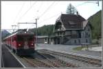 400 Hhenmeter unter der Alp Grm liegt die Ausweichstelle Cavaglia auf 1692m ./M.. Dort kreuzen wir den D970  TreninoRosso , was der Berninaexpress fr die Italiener ist.Dieser Zug verkehrt allerdings nur auf der Berninastrecke nach St.Moritz und zurck. Die gut besetzten Panoramawagen werden gezogen von ABe 4/4 55 und 52. (08.05.2007)