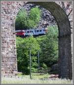 ABe 4/4 51 erscheint oberhalb des Kreisviaduktes von Brusio. Unter dem Brckenbogen ist die untere Gleisebene sichtbar.(08.05.2007)