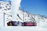 RhB - Dampfschneeschleuderextrazug 9462.2 fr Graubnden Tours von Alp Grm nach Ospizio Bernina am 28.02.1998 am Lago Bianco mit Dampfschneeschleuder X d rot 9213 - Triebwagen ABe 4/4 I 30 + ABe 4/4
