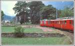 Gem 4/4 802 und ABe 4/4 46 nhern sich mit dem Berniona Express dem Kreisviadukt von Brusio. (Archiv 08/84)