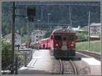 Der Regionalzug nach Tirano wartet die Zugskreuzung in der Station Brusio ab. Alle Regionalzge auf der Berninalinie werden mit Gterlast ausgelastet, wie hier ein Stammholzwagen, ein leerer Zisternenwagen und ein Tragwagen mit Kehrichtcontainern. (08.05.2007)