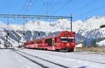 Regio 1933 von Scuol-Tarasp - Pontresina, geführt von RhB Steuerwagen BDt 1756 mit der Ge 4/4 II 612 Thusis  am Zugsschluss, erreicht den Bahnhof Pontresina.