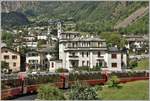 Berninaexpress 950 nach Chur auf dem Kreisviadukt mit der Gemeinde Brusio im Hintergrund.