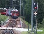 ABe 4/4 56 und 51 nhern sich der Station Morteratsch mit dem Trenino Rosso aus Tirano. (13.06.2007)