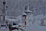 Tiefverschneiter Bahnübergang in Morteratsch.