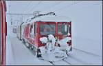 Eisige Zeiten auf dem Bernina Hospiz. Die Xrot mt 95403 mit der Gem 4/4 801 aus Pontreina ist eingetroffen. R4656 nach St.Moritz kann weiterfahren. (04.04.2019)