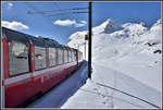 Bernina Express PE951 mit seinen Panoramawagen erreicht in Kürze Ospizio Bernina 2253m ü/M.