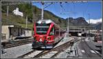 Bernina Express PE951 mit ABe 8/12 3504 trifft in Poschiavo ein.
