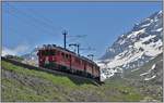 Bernina Express PE976 mit ABe 4/4 III 55  Diavolezza  und 56  Corviglia  am Seeende vom Lago Bianco.